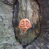 Zadziwienie - Ręcznie rzeźbiona drewniana zawieszka / Wonder - Hand-carved wooden pendant